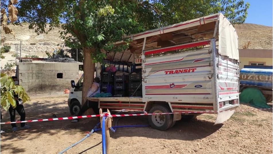 Durdurmaya çalıştığı kamyonetiyle ağaç arasında sıkışıp öldü