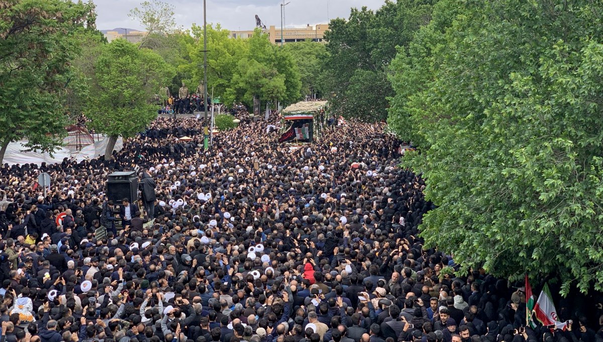 İranlılar Tebriz'de Reisi'yi anıyor İranlılar Tebriz'de Reisi'yi anıyor