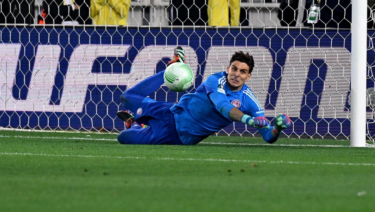 Olympiakos'un kalecisi Tzolakis penaltılarda kopya çekti Olympiakos'un kalecisi Tzolakis penaltılarda kopya çekti