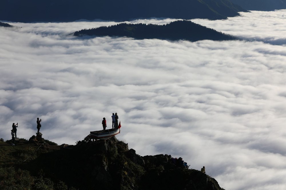 2 bin 700 metredeki yaylada, kayıkta'Titanic pozu' veriyorlar - 5