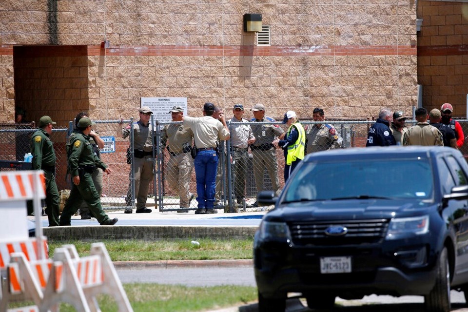 ABD'de ilkokula silahlı saldırı: 19'u öğrenci 21 kişi hayatını kaybetti - 1