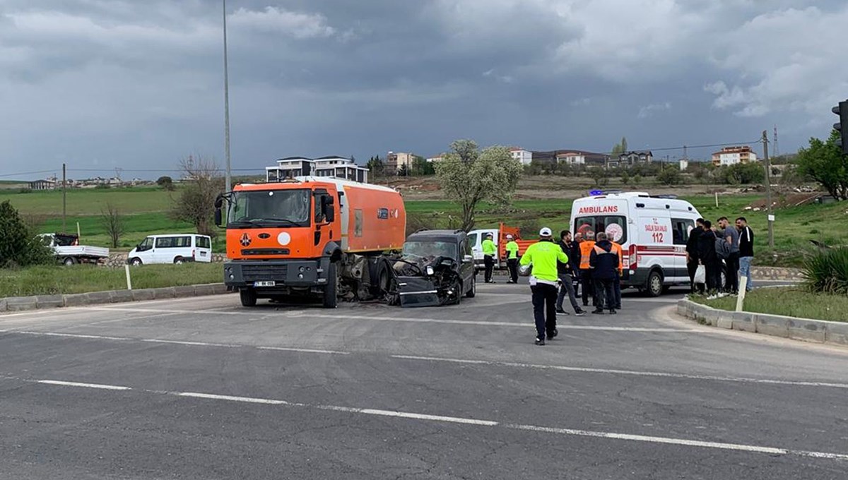 Hafif ticari araç ile yol süpürme aracı çarpıştı: 5 kişi yaralandı