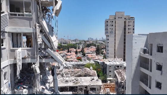 İran füzeleriyle vurulan Bat Yam kenti drone'la görüntülendi