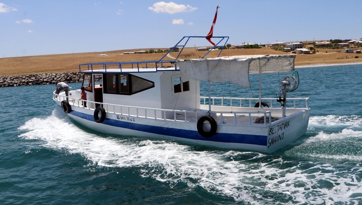 Van Gölü'nde balıkçılar ağlarını suya bıraktı Van Gölü'nde balıkçılar ağlarını suya bıraktı