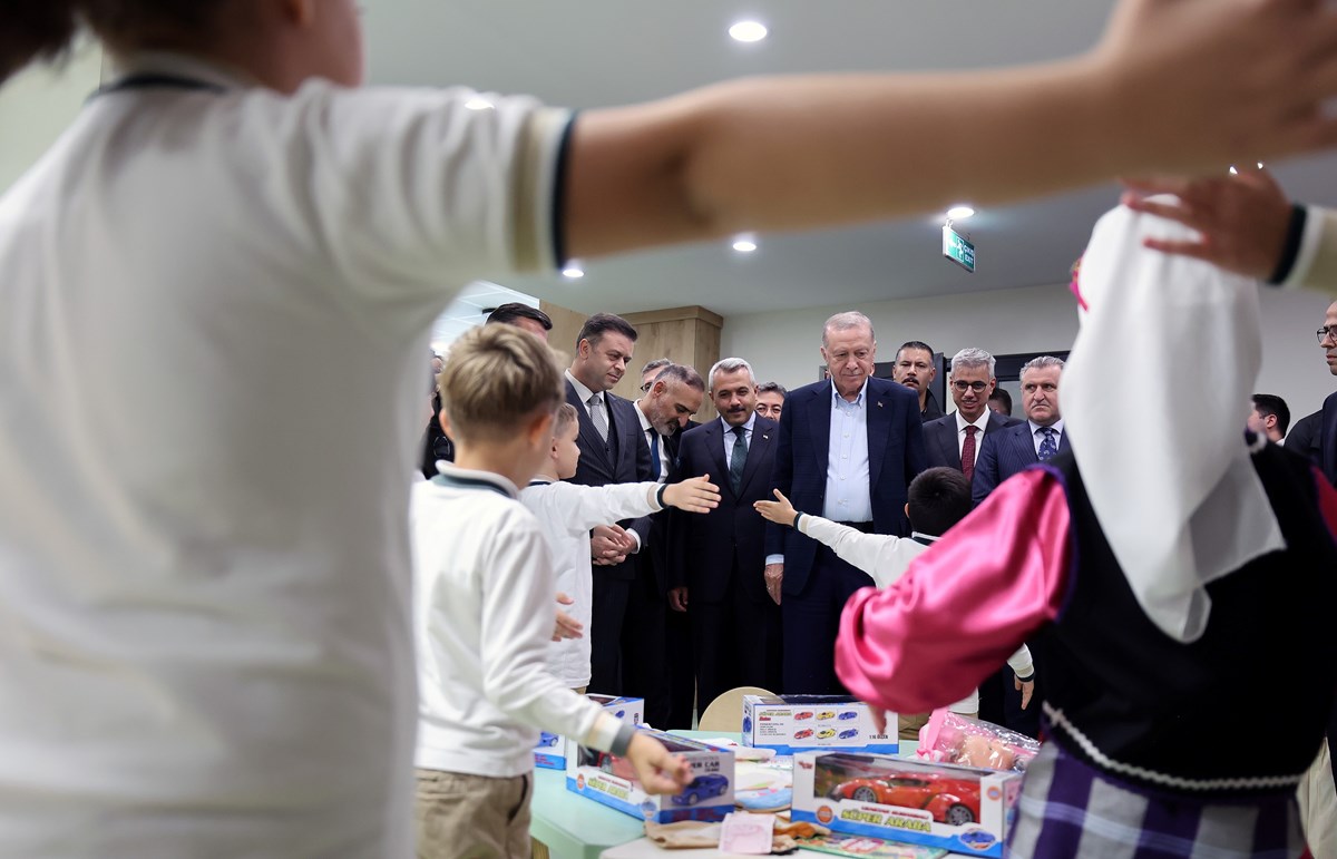 Cumhurbaşkanı Erdoğan, kendisini karşılayan çocuklarla sohbet ederek hediye verdi.