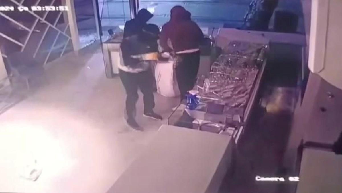 İstanbul’da çifte soygun: Altınları çuvala doldurup kaçtılar İstanbul’da çifte soygun: Altınları çuvala doldurup kaçtılar