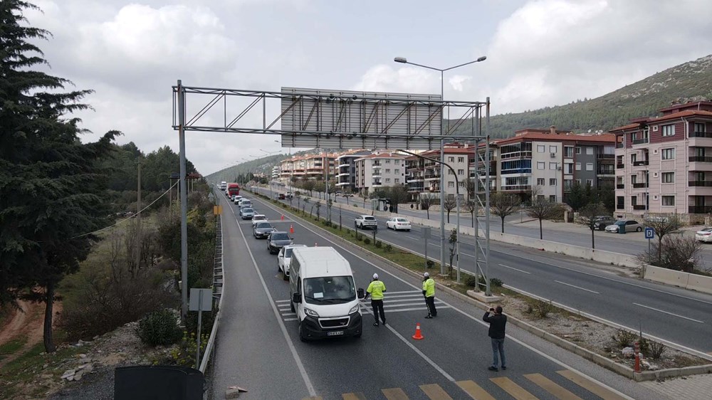 Akın akın geldiler: 9 günlük tatil başladı, kilometrelerce kuyruk oluştu - 1