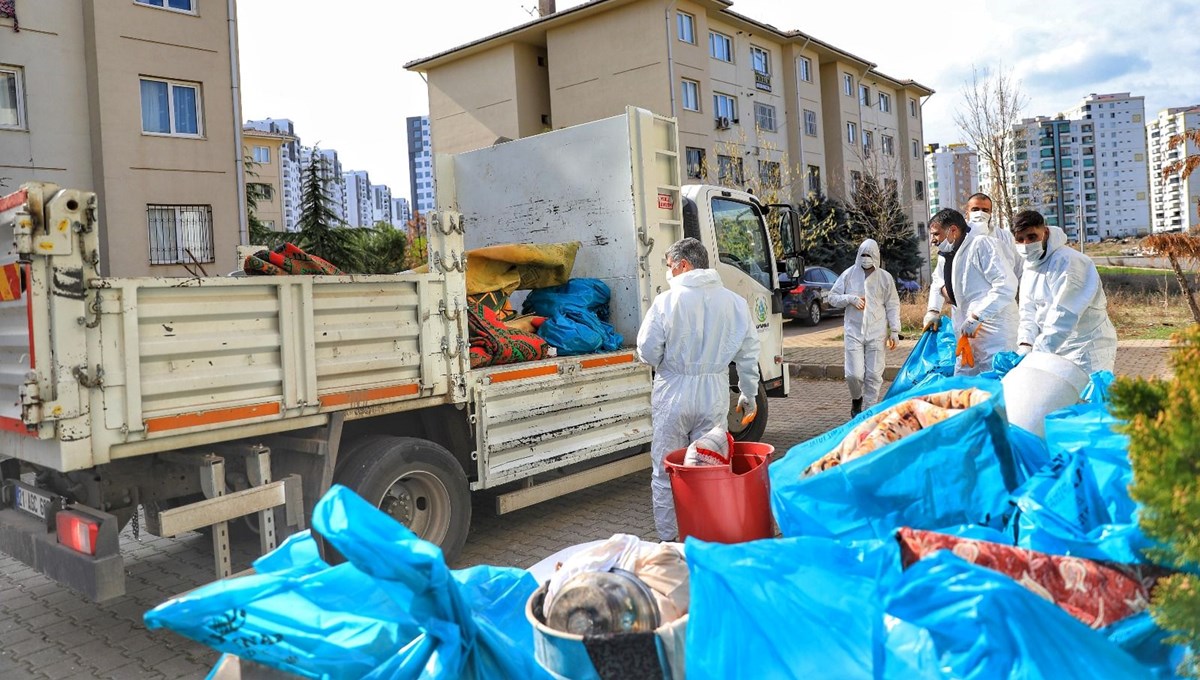 Diyarbakır'da bir evden bir kamyon çöp çıkarıldı