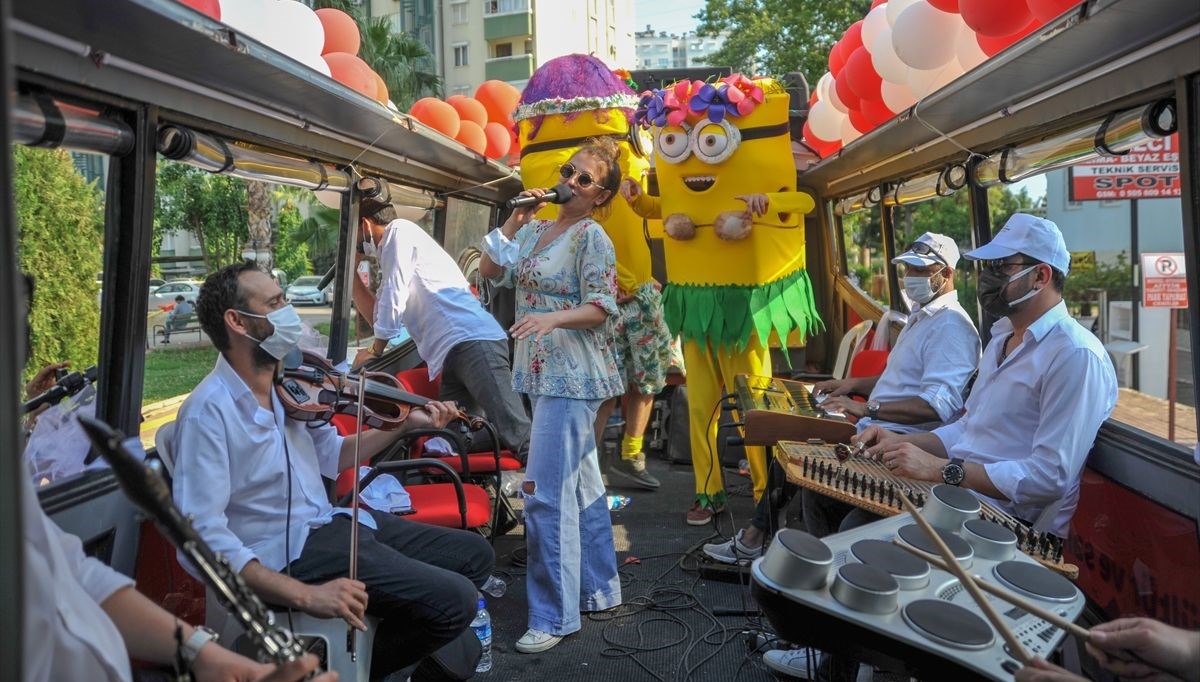 Antalya'da Bayram Neşesi Mobil Otobüs Konserleri