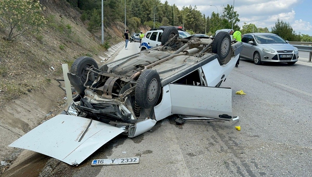 Bilecik'te sürücünün direksiyon hakimiyetini kaybettiği araç takla attı: 2 kişi yaralandı