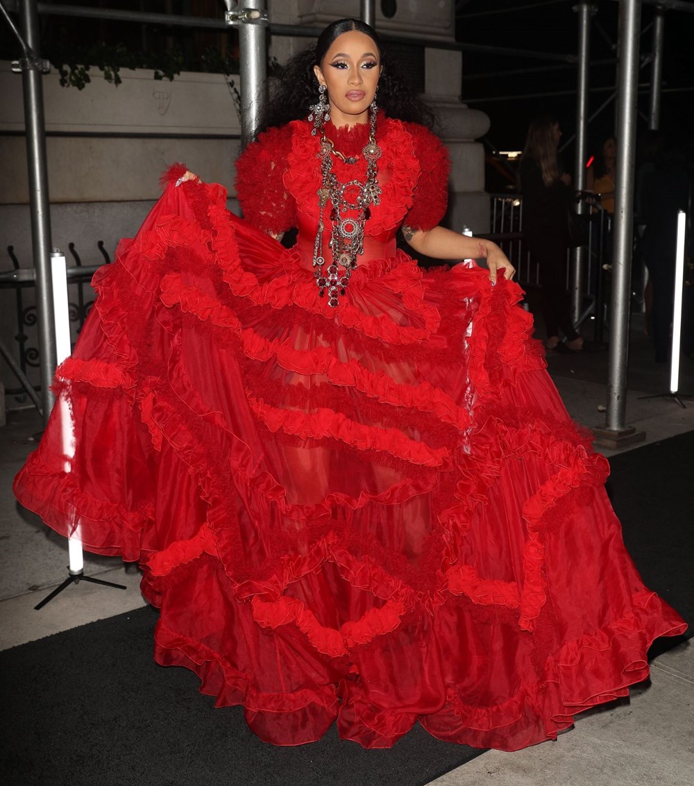 Yigitning mushukni orqasidan yalagan holati