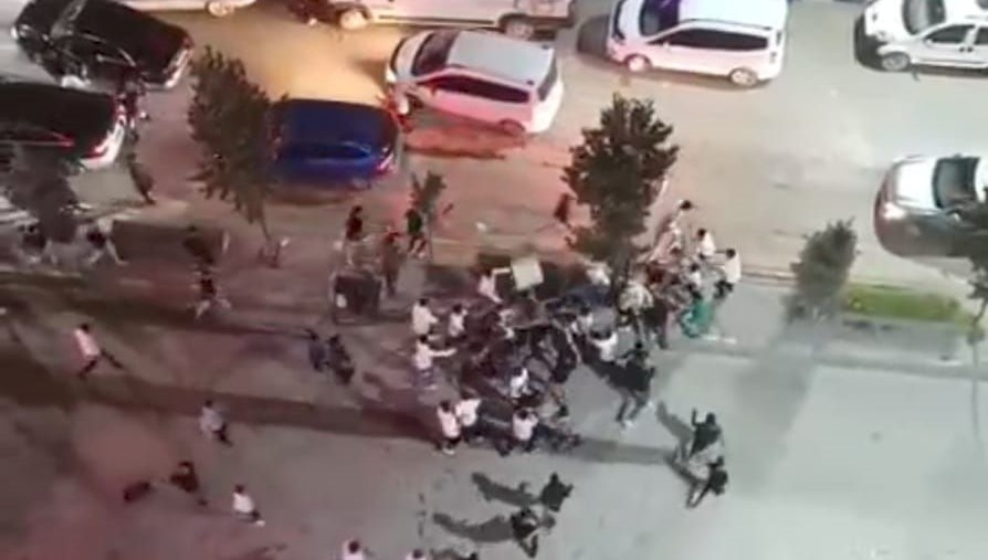 Hakkari'de taşlı sopalı kavga