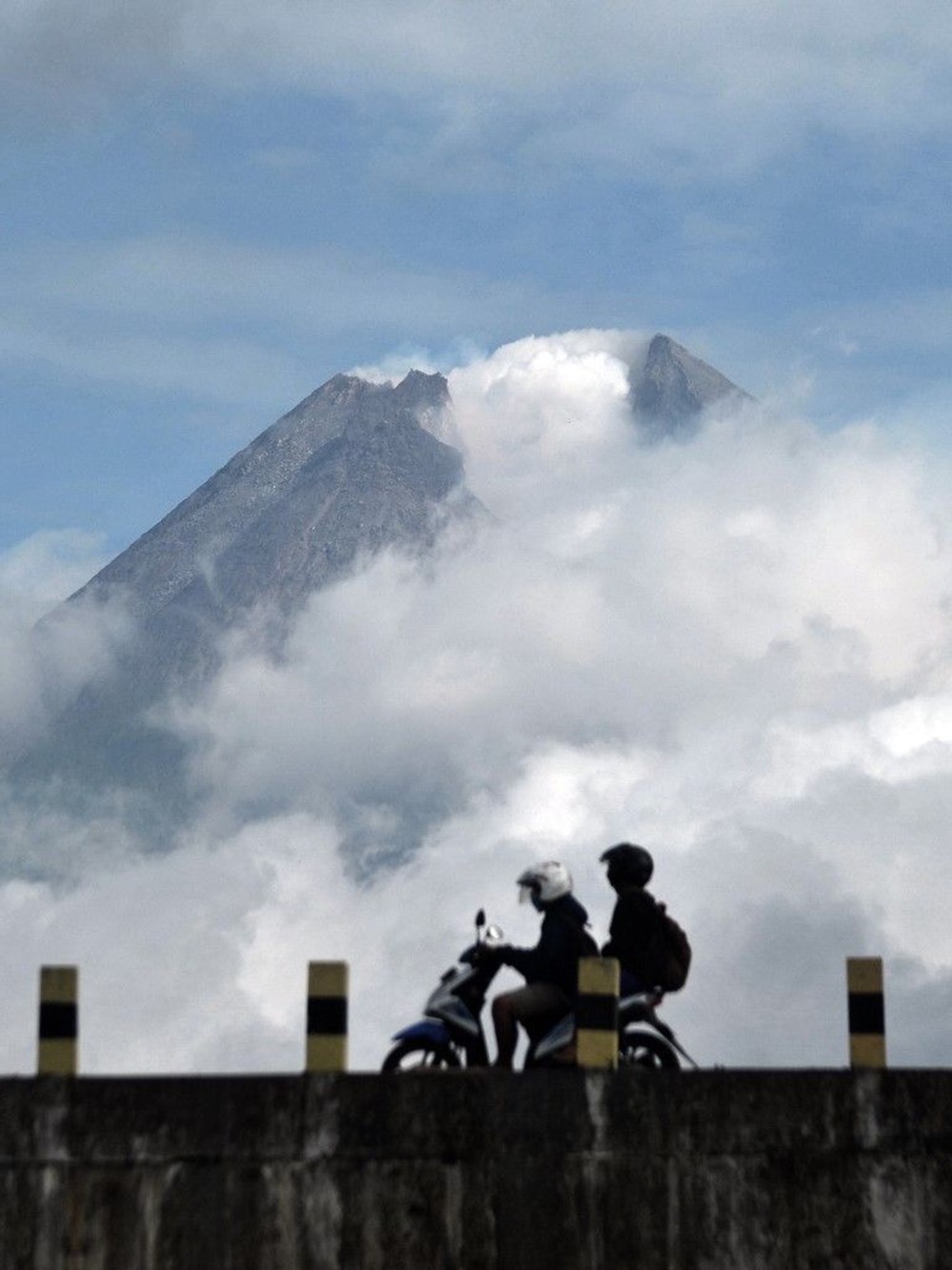 Endonezya’da yanardağ patlaması: 500 kişi tahliye edildi - 8