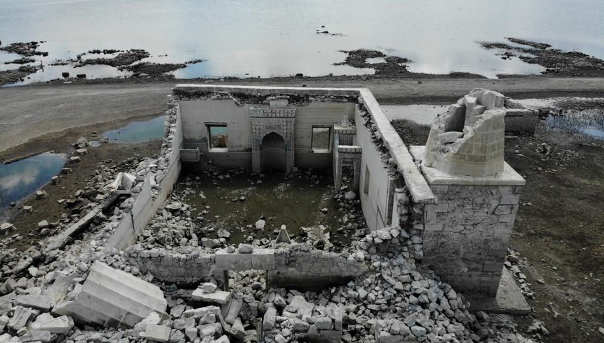 Baraj gölünde sular çekildi, köy ortaya çıktı Baraj gölünde sular çekildi, köy ortaya çıktı