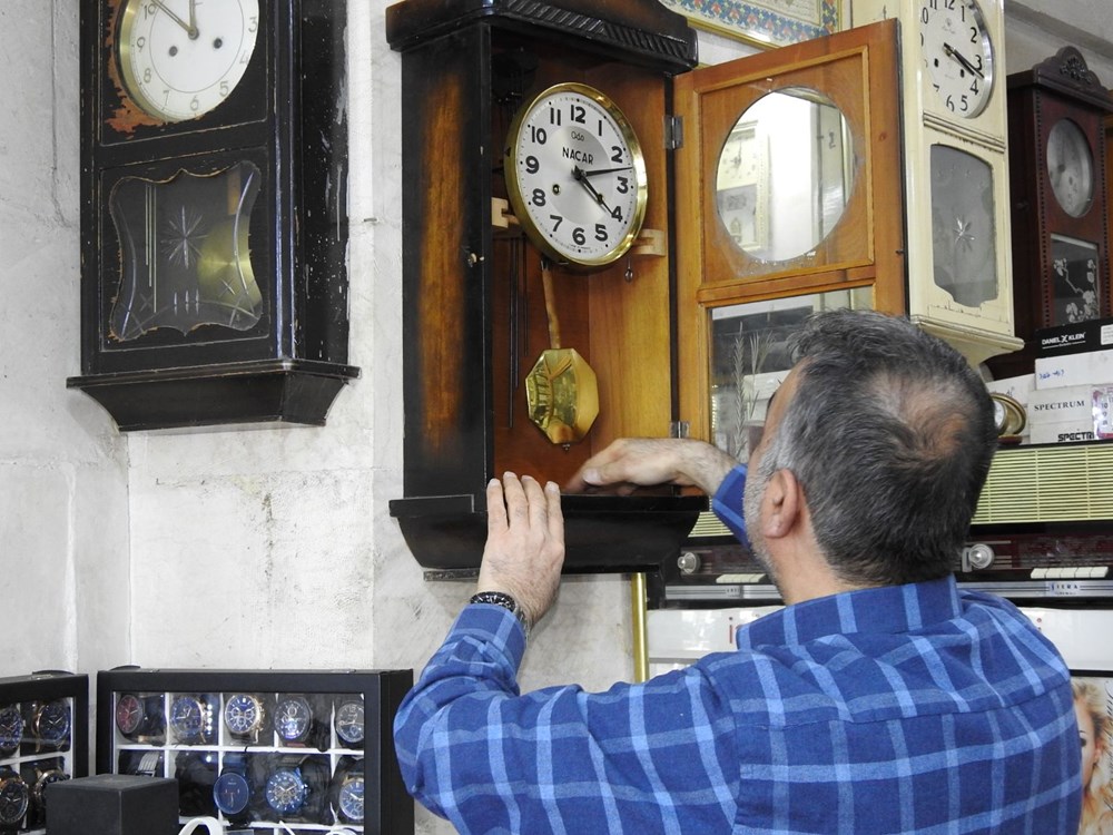 10 metrekarelik dükkanında mesleğini yaşatıyor: Tarihe tanıklık etmiş saatleri tamir ediyor 75 IlA pJr7MkyqkWmnADjXng