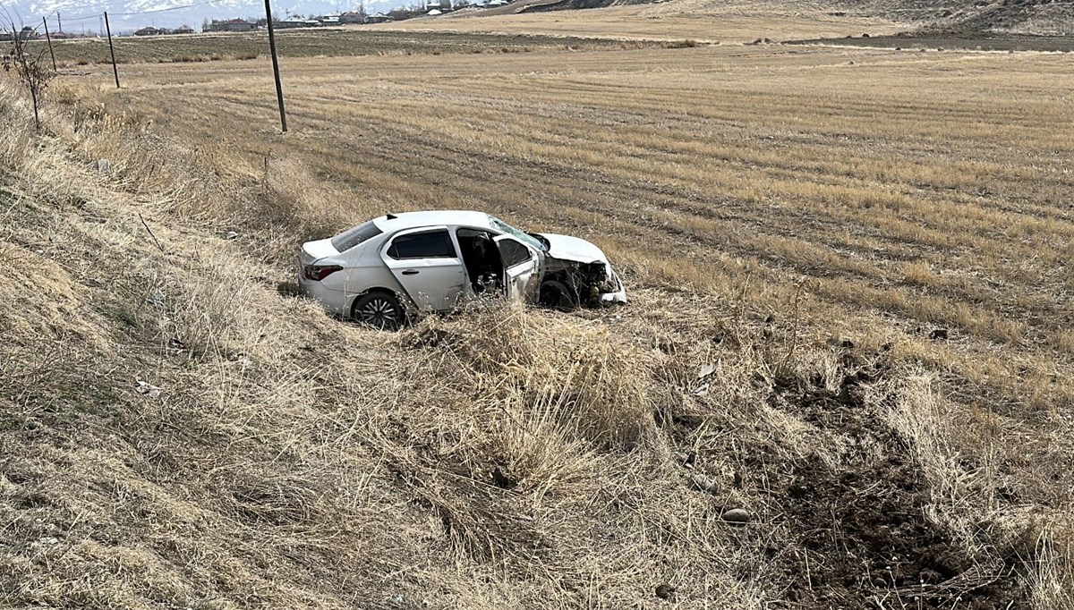 Van'da iki otomobil çarpıştı: 6 kişi yaralandı