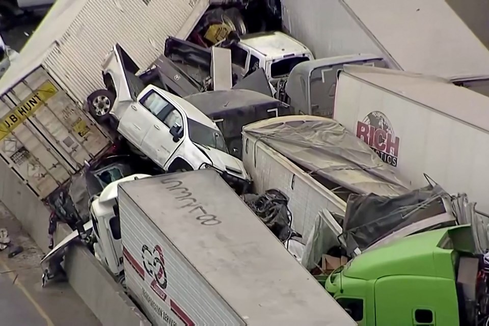 ABD'nin Teksas eyaletinde buzlanan yolda zincirleme trafik kazası: 5 ölü - 3