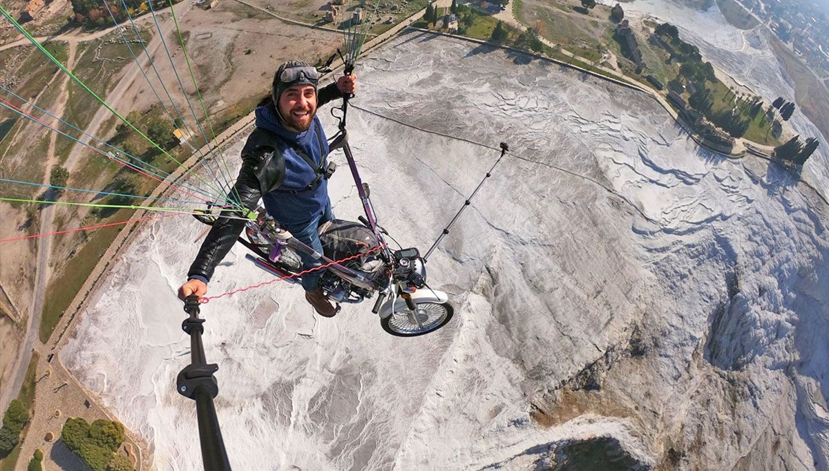 Paraşüte bağladığı motosikletle Pamukkale travertenlerinin üstünde uçuş yaptı Paraşüte bağladığı motosikletle Pamukkale travertenlerinin üstünde uçuş yaptı