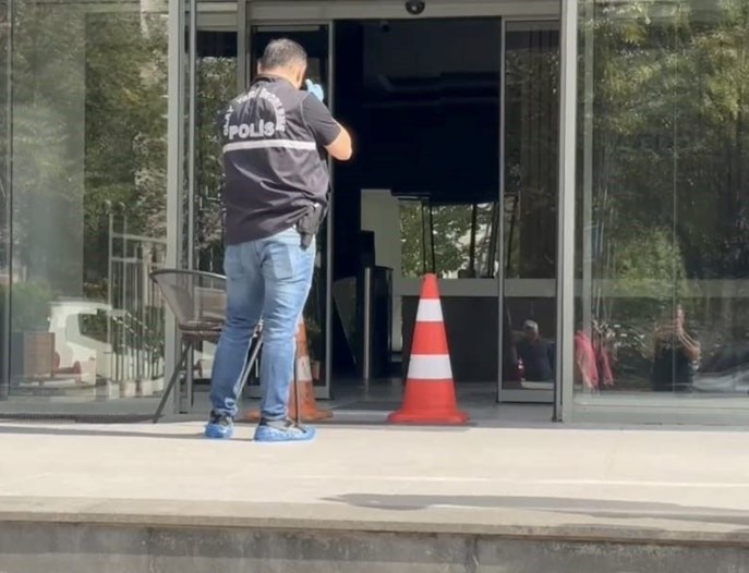Sitede olay: Boşanma aşamasındaki eşini ayağından vurdu
