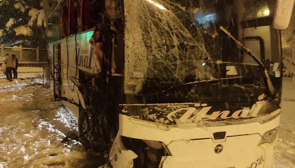 Amasya'da yolcu otobüsü karlı yolda kaza yaptı: 30 yaralı