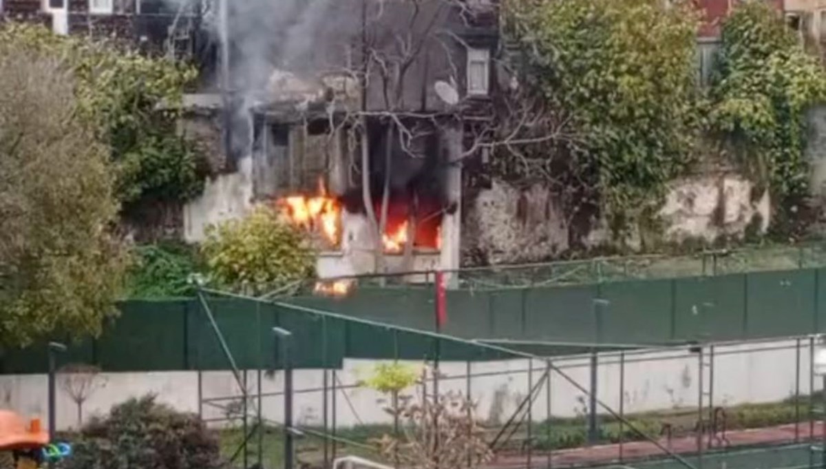 Beyoğlu’nda 2 katlı metruk bina alev alev yandı Beyoğlu’nda 2 katlı metruk bina alev alev yandı