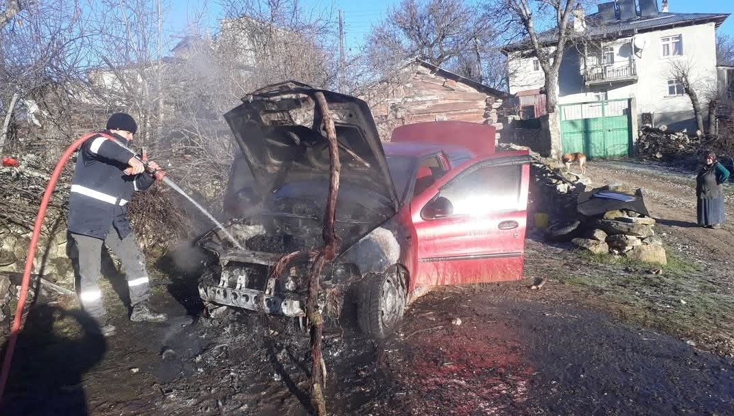 Park halindeki otomobilde çıkan yangın söndürüldü