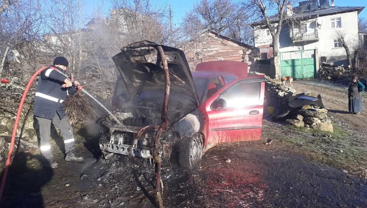 Park halindeki otomobilde çıkan yangın söndürüldü Park halindeki otomobilde çıkan yangın söndürüldü