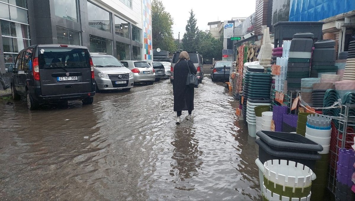 Kocaeli'de sağanak yağış: Yollar göle döndü