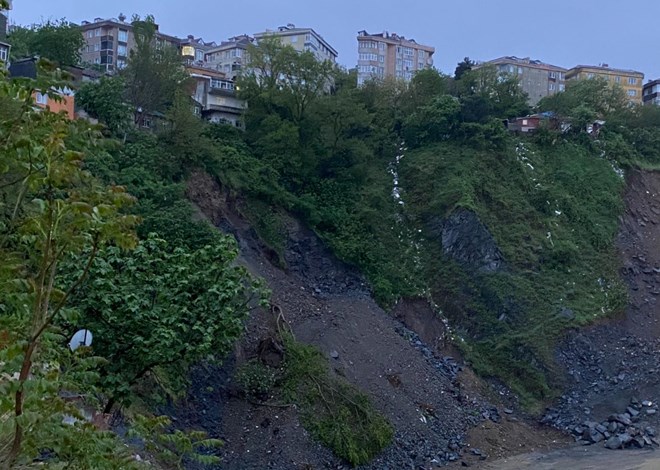 Gaziosmanpaşa'da toprak kayması