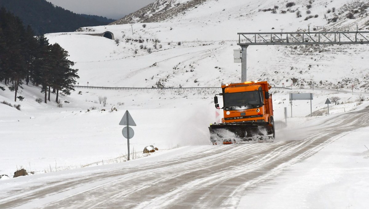 Erzurum ile Tunceli'de kar ve tipi engeli