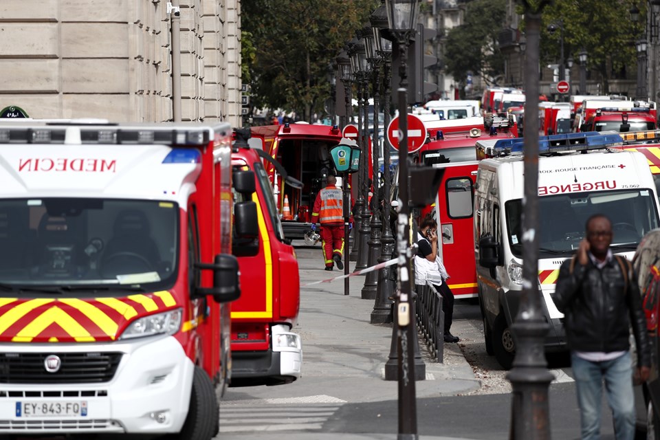 Paris Emniyet Müdürlüğü'nde bıçaklı saldırı: 4 ölü - 1