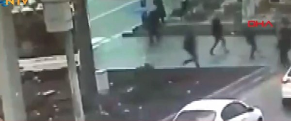 Ankara Kızılay'da otobüsün yayalara çarptığı an kamerada