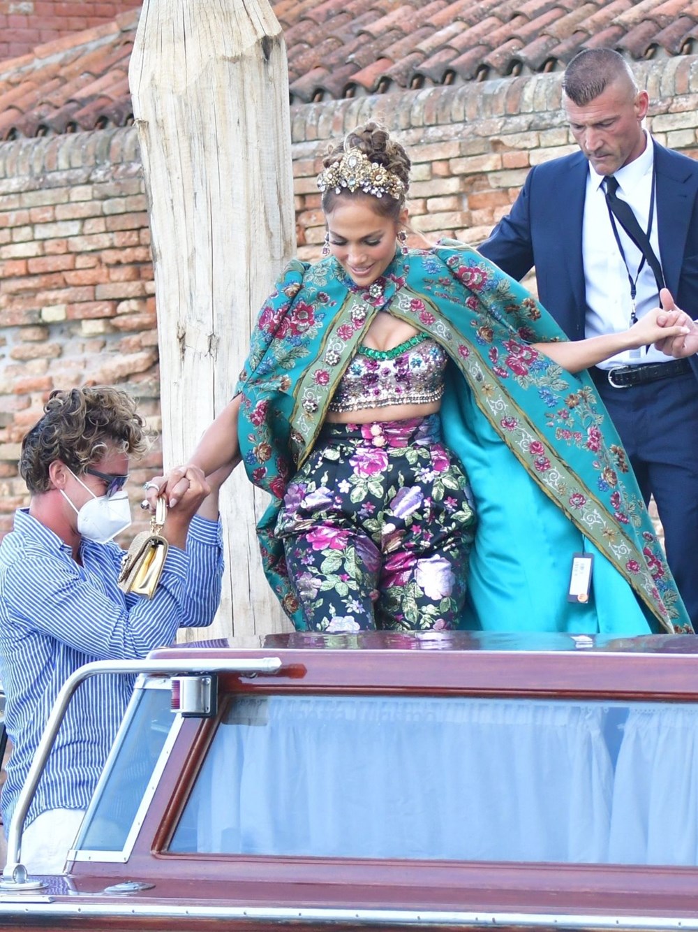 Jennifer Lopez kıyafetinden fiyat etiketini çıkarmayı unuttu - 7