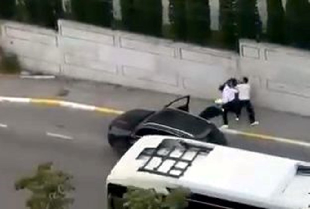 Trafikte yol verme arbedesi: Tekme tokat dövdüler 74