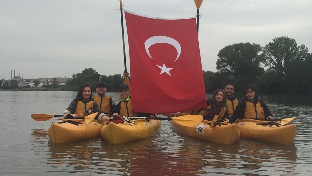 Edirne'de kanocular 19 Mayıs'ı kürek çekerek kutladı Edirne'de kanocular 19 Mayıs'ı kürek çekerek kutladı