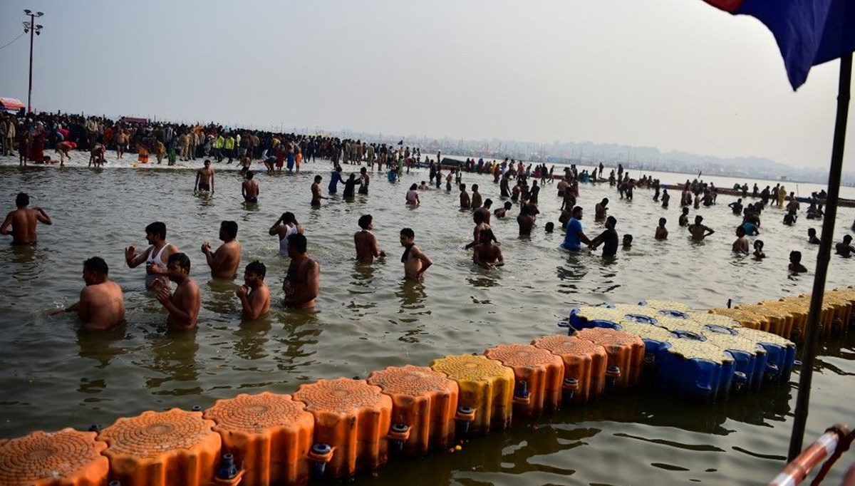 Binlerce Hindu Covid-19'a rağmen Ganj Nehri'ne girdi