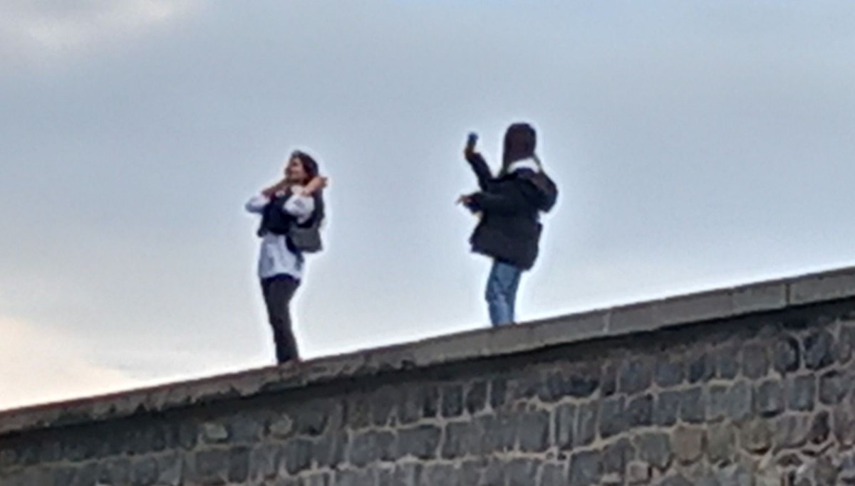 Tarihi surlarda selfie tehlikesi: 1 haftada 2 kişi düştü Tarihi surlarda selfie tehlikesi: 1 haftada 2 kişi düştü