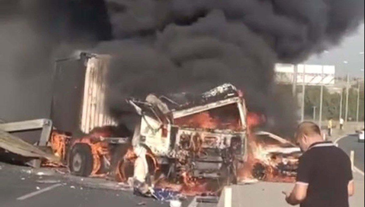 İzmir'de zincirleme kaza: 3 araç küle döndü, 6 kişi yaralandı