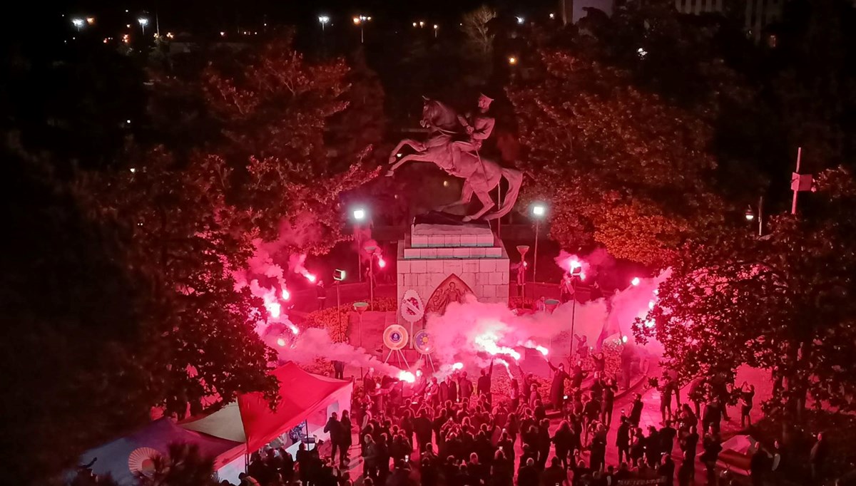 Samsun'da Atatürk Heykeli'nin önünde nöbet