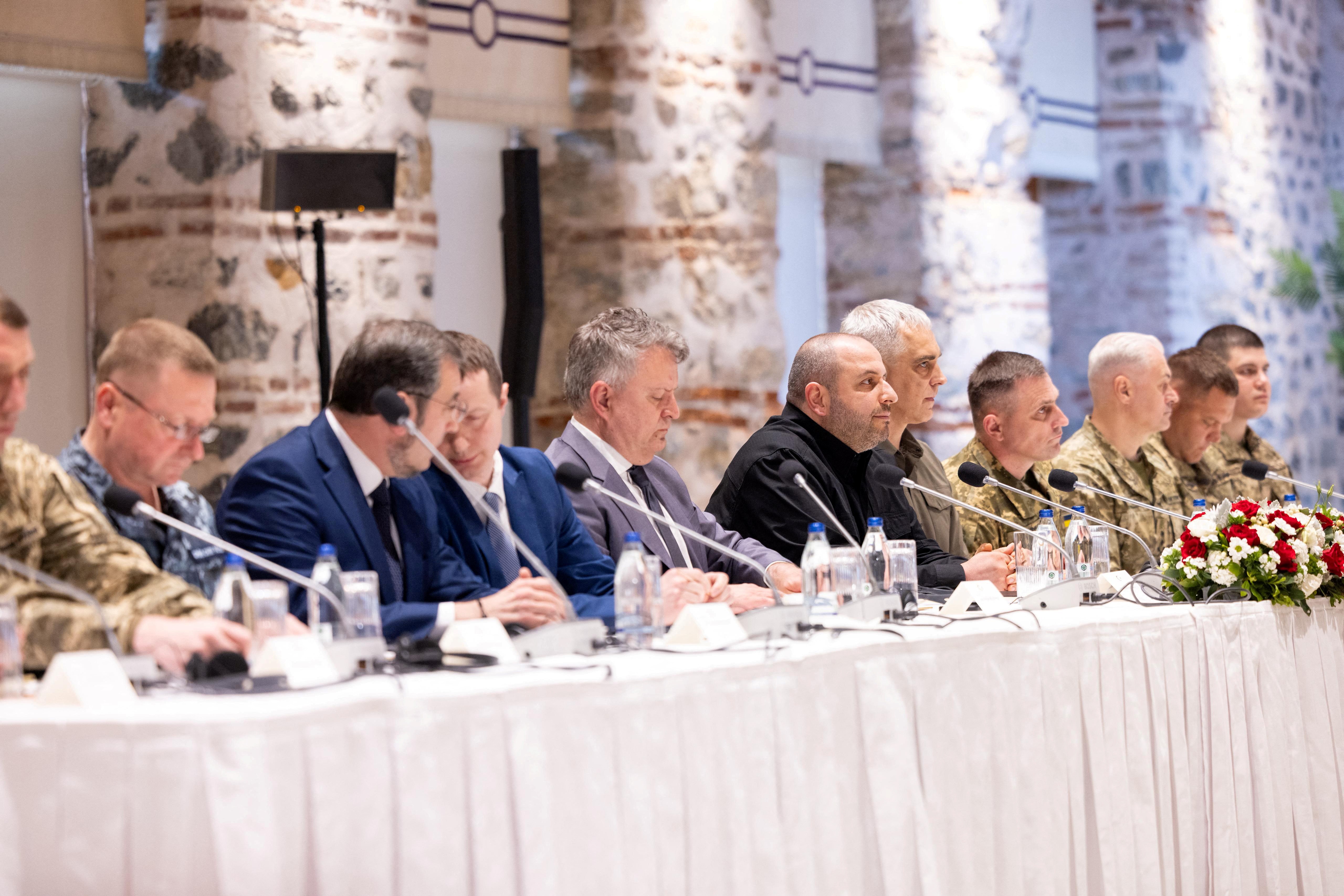 Ukrayna heyeti, Dolmabahçe'deki Türkiye-Rusya-Ukrayna toplantısında.
