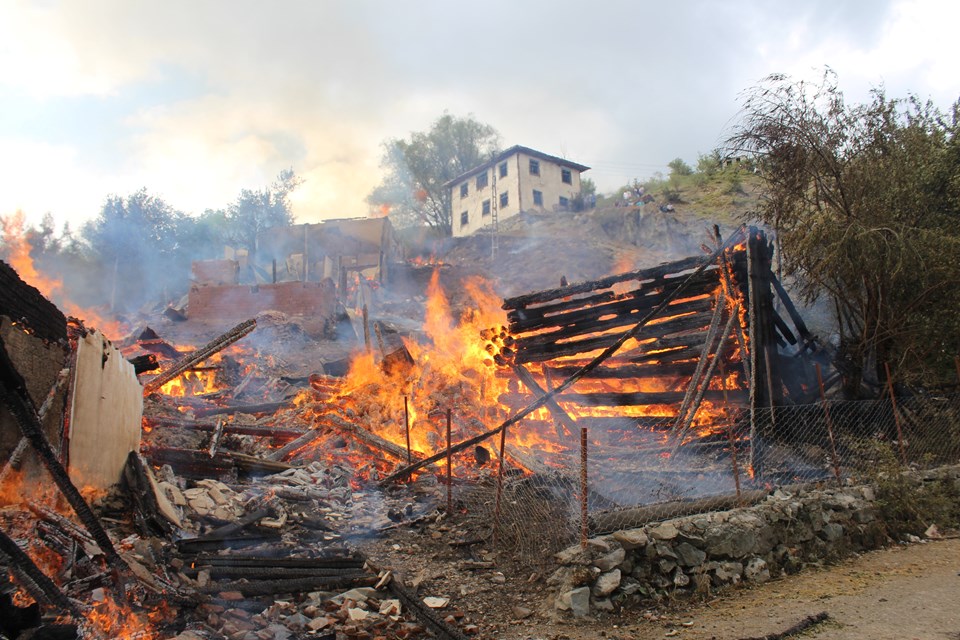 Kastamonu'da köyde çıkan çıkan yangında 10 ev küle döndü - 3