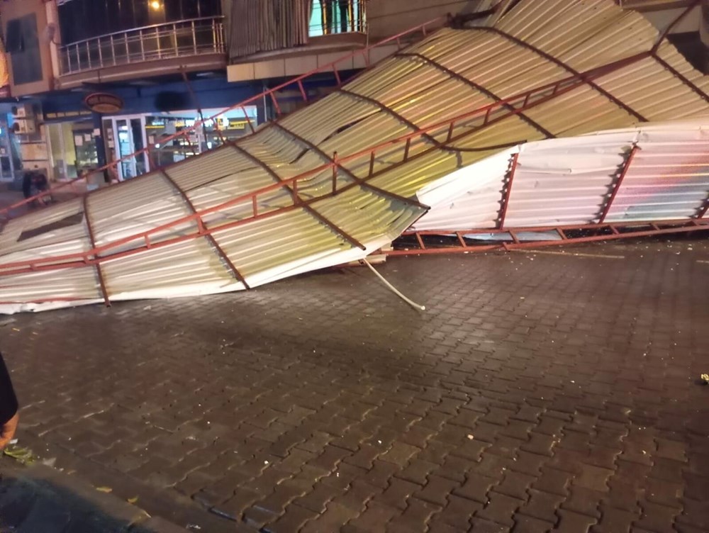 Ege Beyaza Boyandı: Fırtına Ağaçları Devirdi, Caddeleri Buz Pistine Çevirdi 72 IriDIq75 0a4iqzhhYWkWw