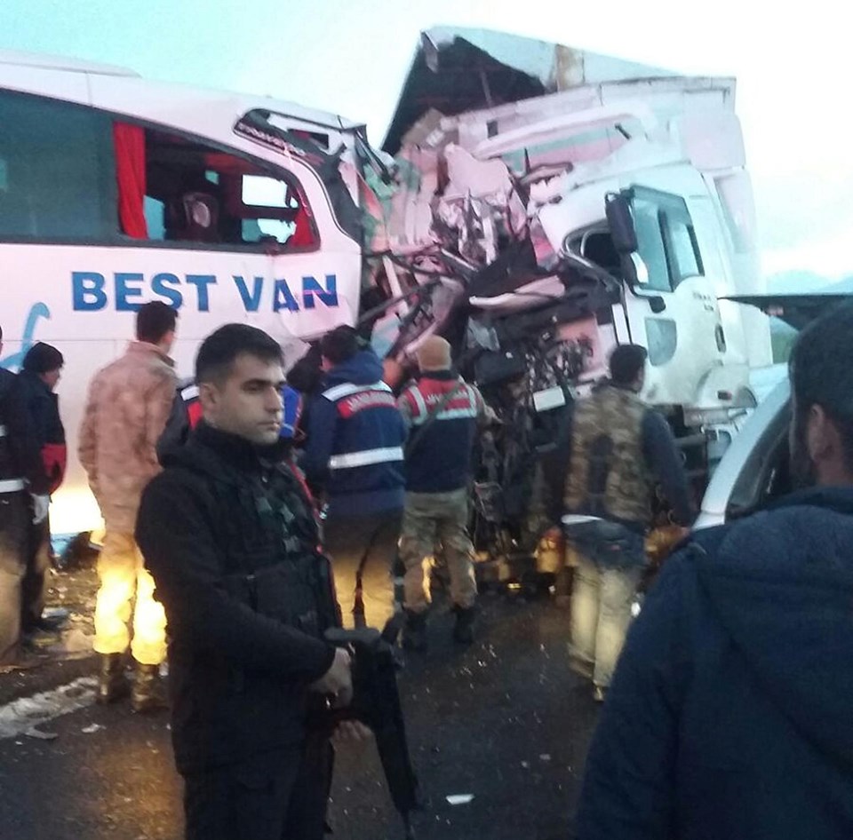 Kamyon ile yolcu otobüsü kafa kafaya çarpıştı: 1 ölü, 40 yaralı - 1