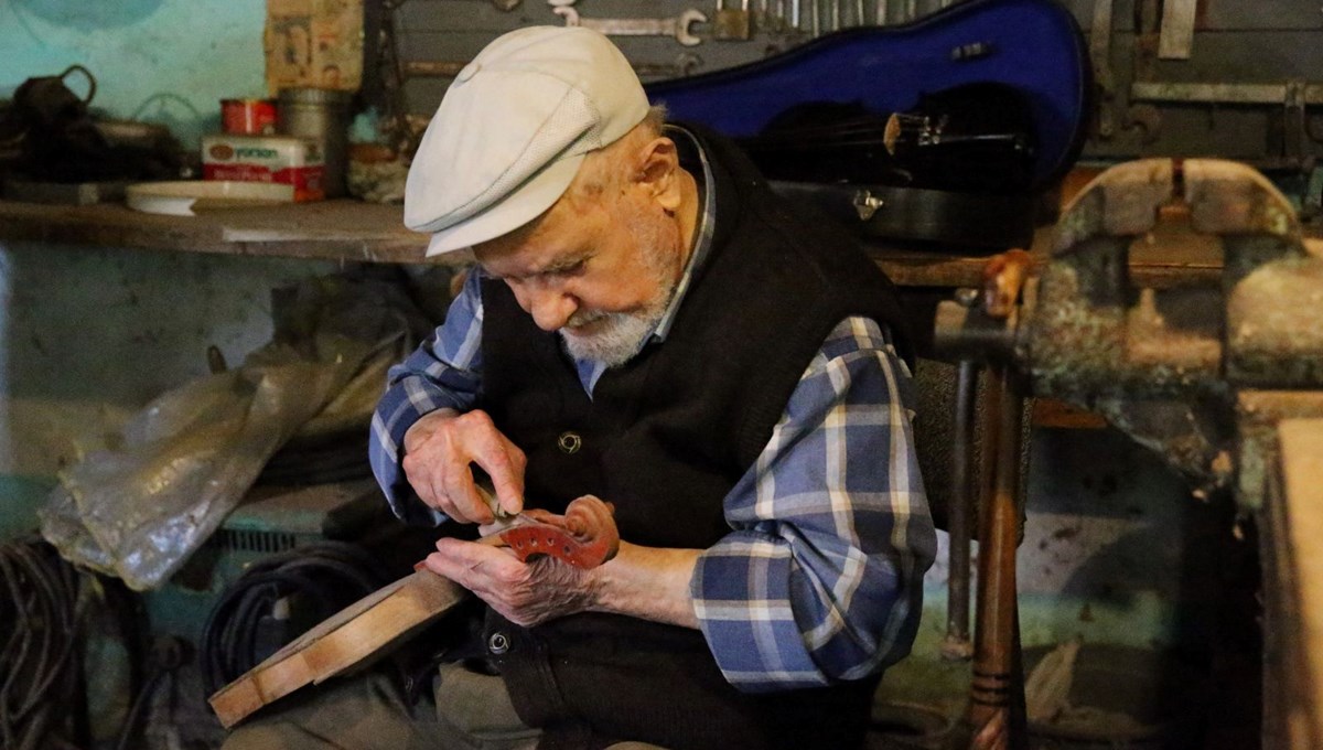Yusuf dede kömürlükte ürettiği kemanları dünyaya satıyor: ''Bu işi severek yapmak lazım''