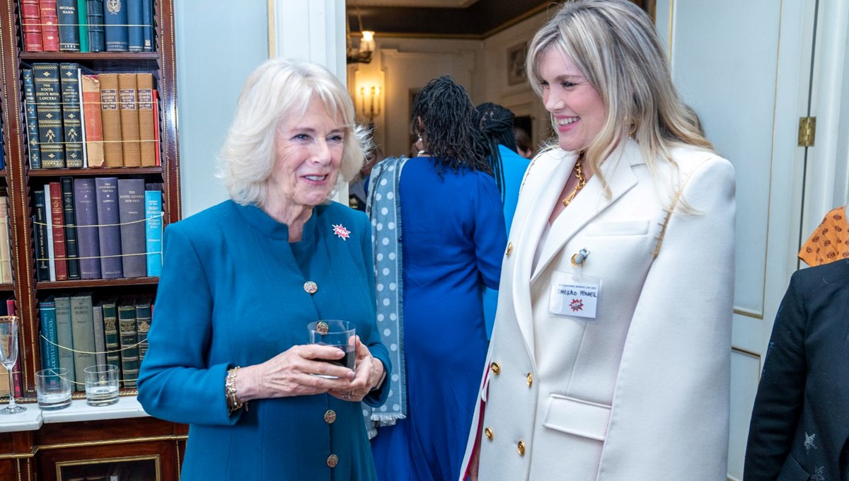 Düşes Camilla ile kendisini canlandıran oyuncu Emerald Fennell bir araya geldi