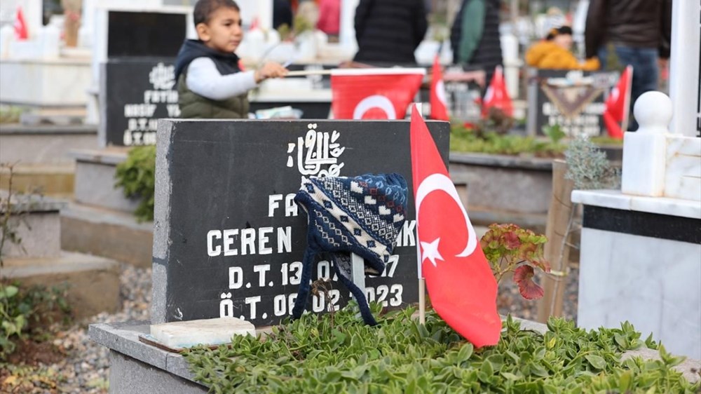 Depremde hayatını kaybedenler mezarları başında anıldı - 3