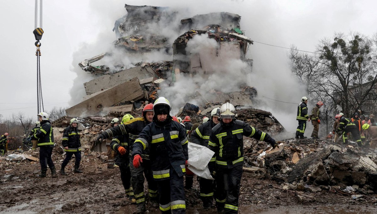 Savaşta şiddet dolu gün: Ukrayna bombaları yatılı okulu yerle bir etti, Rus saldırılarında 15 kişi öldü