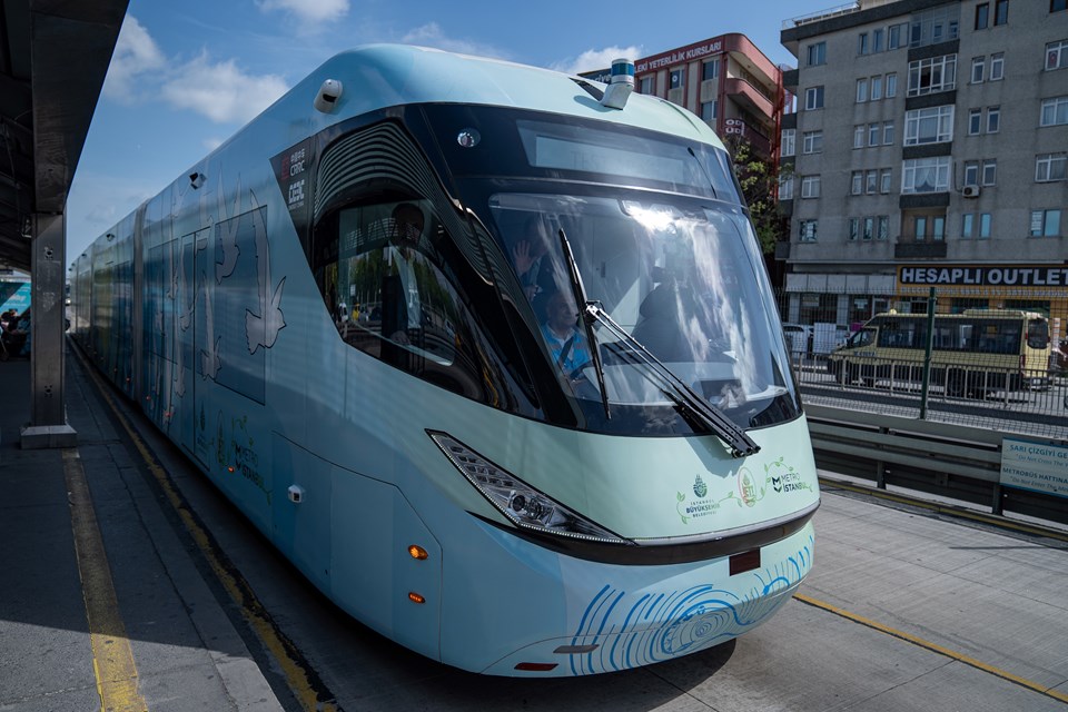 İBB Başkanı İmamoğlu, elektrikli metrobüsün test sürüşüne katıldı - 1