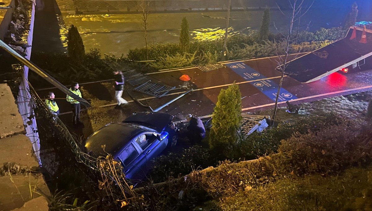 Kağıthane'de otomobil yürüyüş yoluna düştü Kağıthane'de otomobil yürüyüş yoluna düştü