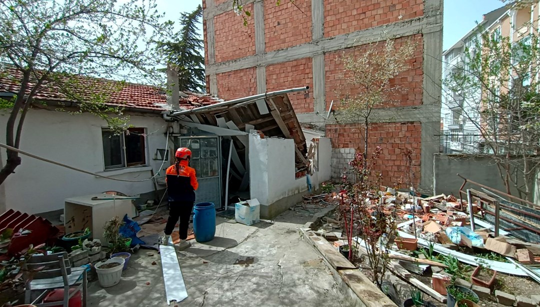Edirne’de kuvvetli rüzgar ağaçları devirdi, çatıları uçurdu